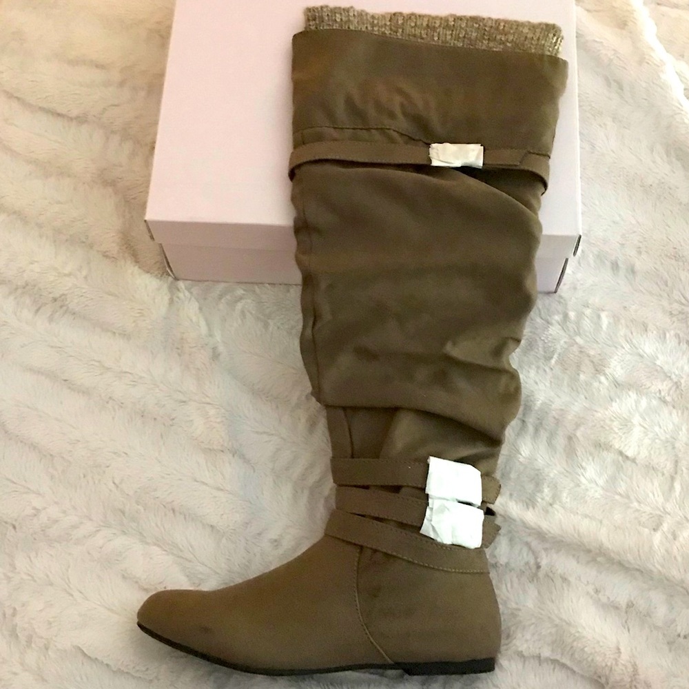 Flat boot with sweater top detail